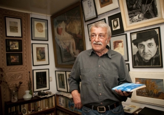 Roland Vieru în casa de la Cernoleuca, înconjurat de tablourile lui Igor Vieru.